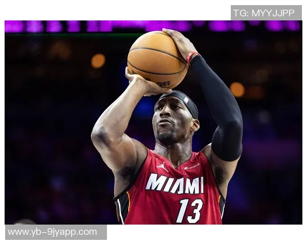 热火祝贺阿贾夺生涯第三冠阿德巴约与其合影庆祝